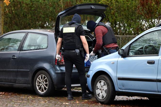 Le 7 décembre, à Berlin, des policiers fouillent une voiture dans le cadre de perquisitions menées contre une cellule armée d’extrême droite. 