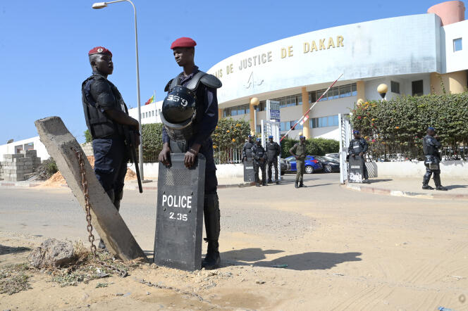 Des policiers montent la garde devant le palais de justice de Dakar pendant la confrontation entre Ousmane Sonko et Adji Sarr, le 6 décembre 2022.