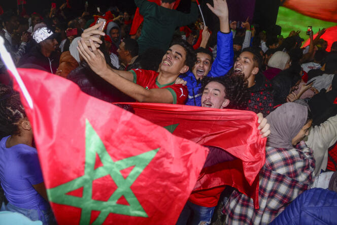 Des Marocains fêtent la victoire de leur équipe face à l’Espagne en huitième de finale de la Coupe du monde de football, à Casablanca, le 6 décembre 2022.