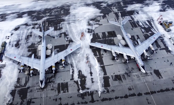 Sur cette image tirée d’une vidéo fournie par le service de presse du ministère de la défense russe, deux bombardiers stratégiques Tu-95 des forces aériennes russes sont stationnés sur une base aérienne à Engels, près de la Volga, en Russie, lundi 24 janvier 2022. 