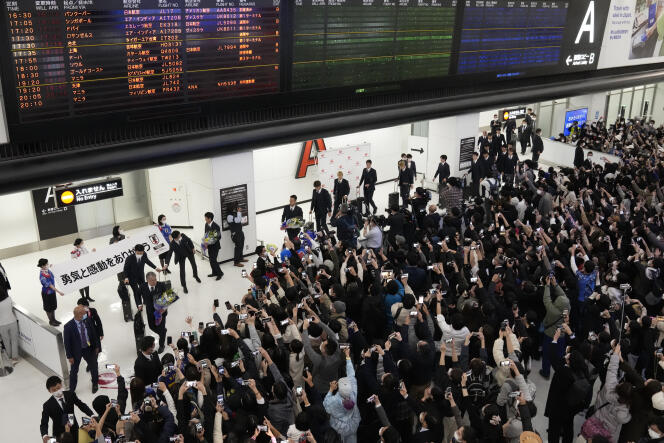 Les joueurs japonais accueillis à leur retour au pays par des milliers de supporteurs, à l’aéroport international Narita à Tokyo.