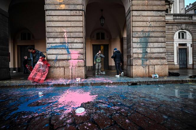 La polizia è arrivata rapidamente sul posto - dove getti di vernice rosa acceso, blu elettrico e turchese avevano schizzato il marciapiede - e gli attivisti sono stati arrestati mercoledì 7 dicembre 2022, alla Scala di Milano.