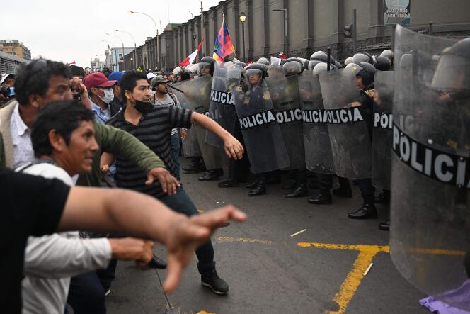 Des soutiens du président déchu Pedro Castillo affrontent les forces de l’ordre aux abords de la préfecture de Lima, au Pérou, où l’ex-chef de l’Etat est retenu en détention. Le 7 décembre 2022.