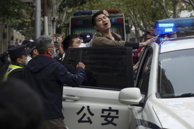 Lors d’une manifestation dans une rue de Shanghaï, en Chine, le 27 novembre 2022. 