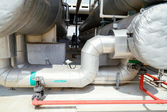 Des tuyaux d’eau thermale mènent aux réservoirs d’un échangeur de chaleur dans une usine pilote de lithium d’Insheim (Rhénanie-Palatinat), en Allemagne, le 21 juillet 2022.