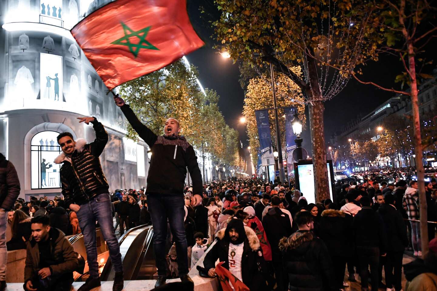 Dopo la vittoria del Marocco sul Portogallo, gli Champs-Elysees hanno ruggito in onore dei Leoni dell’Atlante