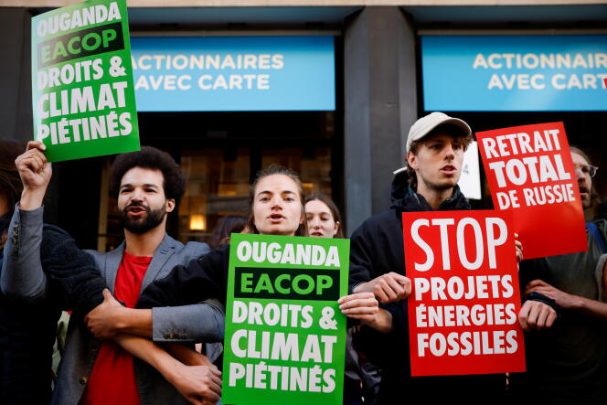 Des militants environnementaux manifestent contre TotalEnergies, à Paris, le 25 mai 2022.