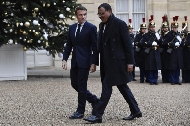 Les présidents Emmanuel Macron (France) et Mohamed Bazoum (Niger), au palais de l’Elysée, à Paris, le 7 décembre 2022.