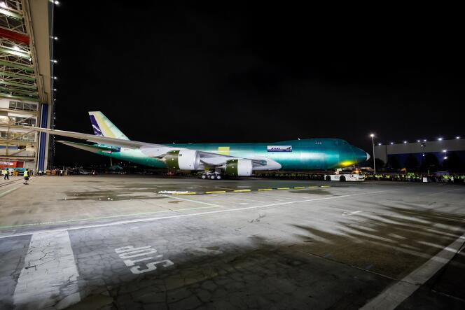 Le dernier Boeing 747 sur le tarmac de l’usine d’Everett, dans l’Etat de Washington, dans la nuit du mardi 6 décembre 2022.