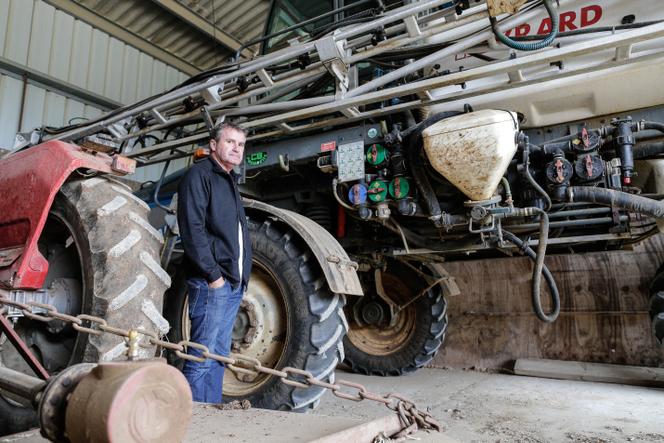 Paul François devant son pulvérisateur dans sa ferme de Bernac (Charente) le 28 juillet 2015.