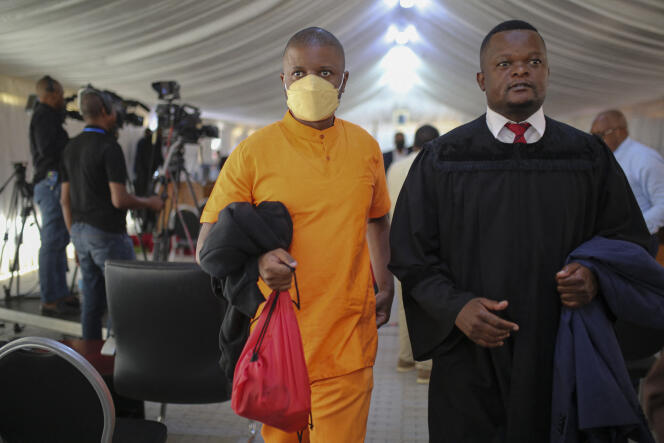 Ndambi Guebuza (à gauche), le fils de l’ancien président mozambicain Armando Guebuza, accompagné d’un avocat lors de son procès à la prison centrale de Maputo, le 30 novembre 2022.