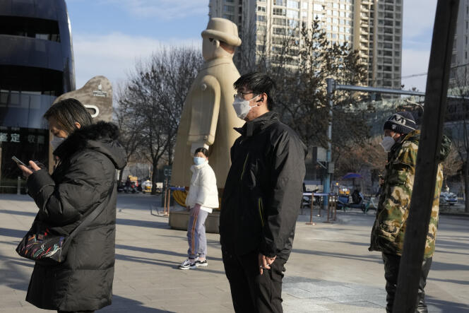 Des habitants de Pékin attendent pour être testés au Covid-19, le mercredi 7 décembre 2022, alors que la Chine vient d’annoncer l’abandon des mesures les plus restrictives de sa politique zéro Covid.
