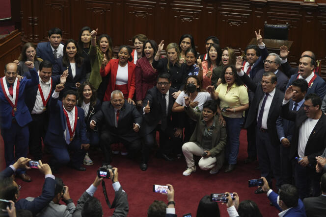 Une motion de destitution pour « incapacité morale » contre le président péruvien, Pedro Castillo, a été largement approuvée par les parlementaires,  à Lima, le 7 décembre 2022.