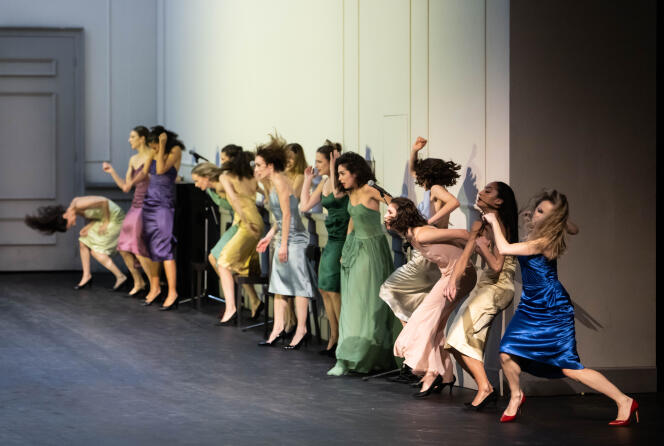 Le corps de ballet de l’Opéra de Paris dans « Kontakthof », de Pina Bausch, le 1er décembre 2022.