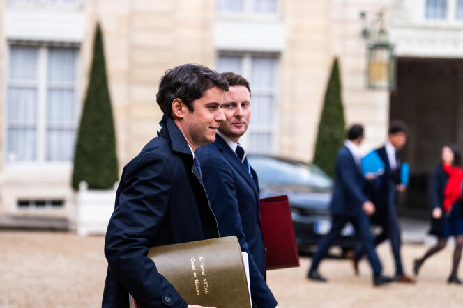 Gabriel Attal, alors porte-parole du gouvernement, et Clément Beaune, alors secrétaire d’Etat chargé des affaires européennes, à la sortie du conseil des ministres, le 30 mars 2022.