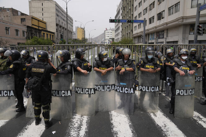 Des policiers devant le Parlement à Lima, le 7 décembre.