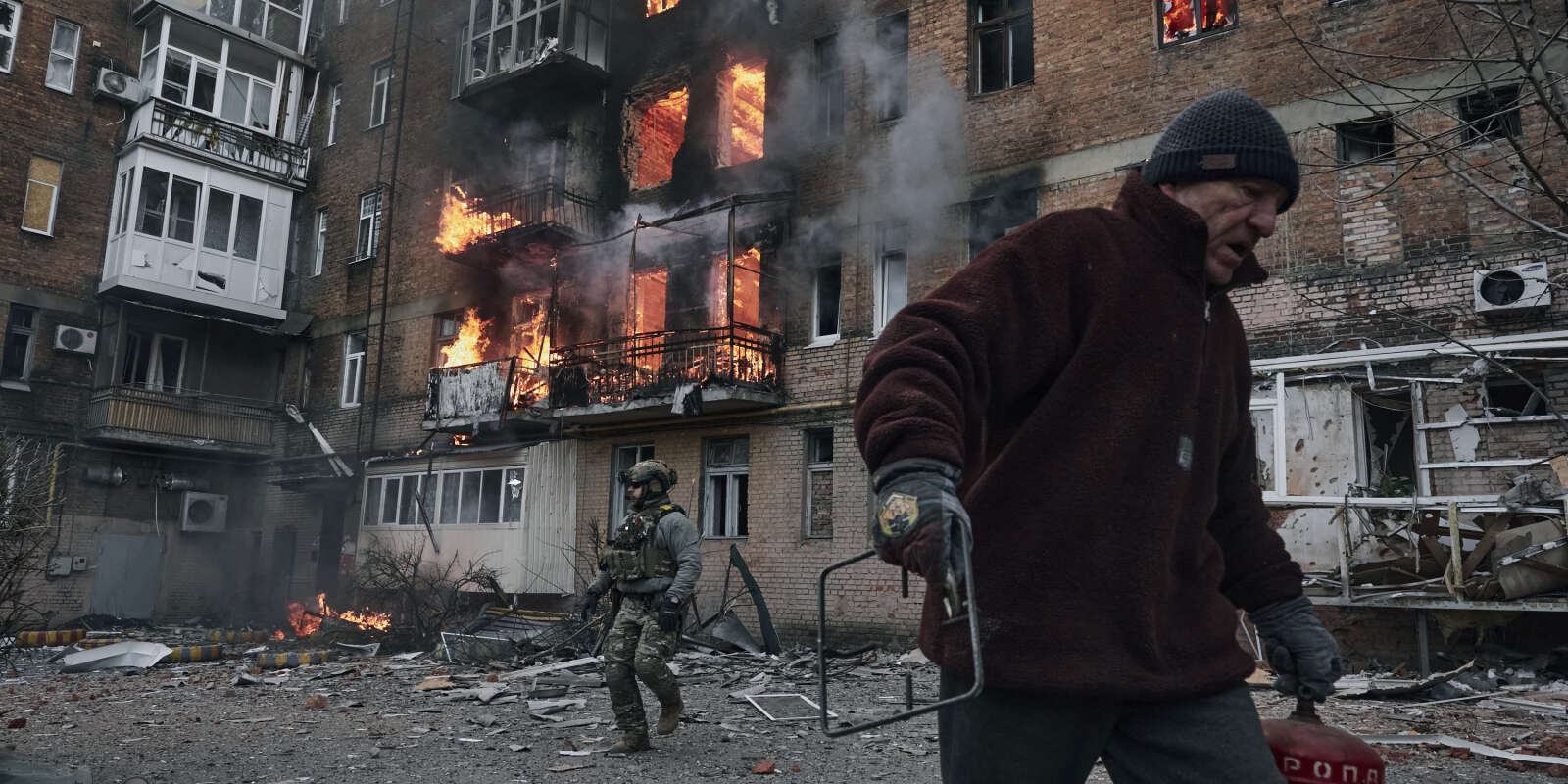 Un résident quittant un immeuble touché par un bombardement russe à Bakhmout, mercredi 7 décembre 2022.