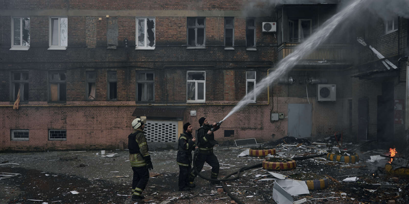 Des pompiers interviennent sur un immeuble frappé par un missile russe, à Bakhmout, le 7 décembre 2022. 