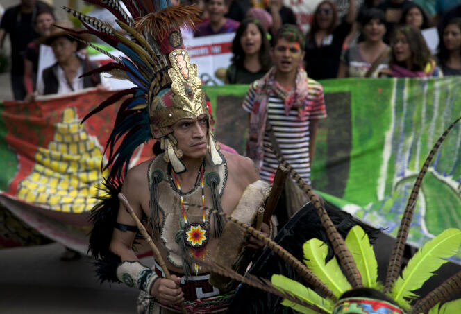 Des militants se sont rassemblés à Mexico, lors Carnaval du maïs, en mai 2015, pour soutenir la « Marche annuelle contre Monsanto » et demander l’arrêt de l’utilisation de produits agrochimiques et de la production d’aliments génétiquement modifiés (OGM).