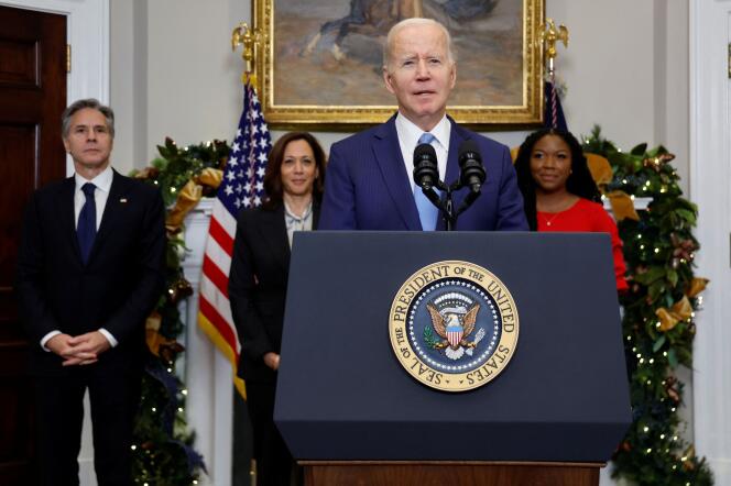 Joe Biden entouré par le secrétaire d’Etat, Antony Blinken, la vice-présidente, Kamala Harris, et l’épouse de Brittney Griner, Cherelle Griner, dans la salle Roosevelt de la Maison Blanche, à Washington, le 8 décembre 2022.
