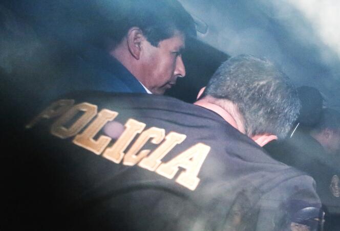 Pedro Castillo destitué et escorté par la police dans un commissariat à Lima, au Pérou, le 7 décembre 2022.