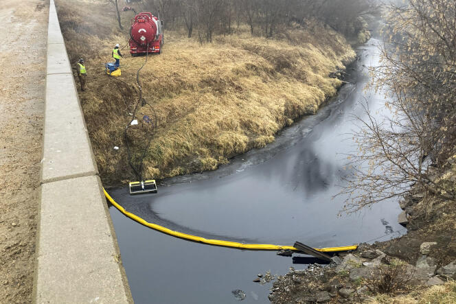 Se instaló una presa en Mill Creek, después del derrame de petróleo del oleoducto Keystone.