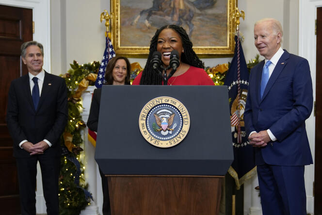 L'épouse du basketteur, Cherelle Griner, se tient aux côtés du président américain Joe Biden lors de l'annonce de l'échange de prisonniers le 8 décembre à la Maison Blanche à Washington.