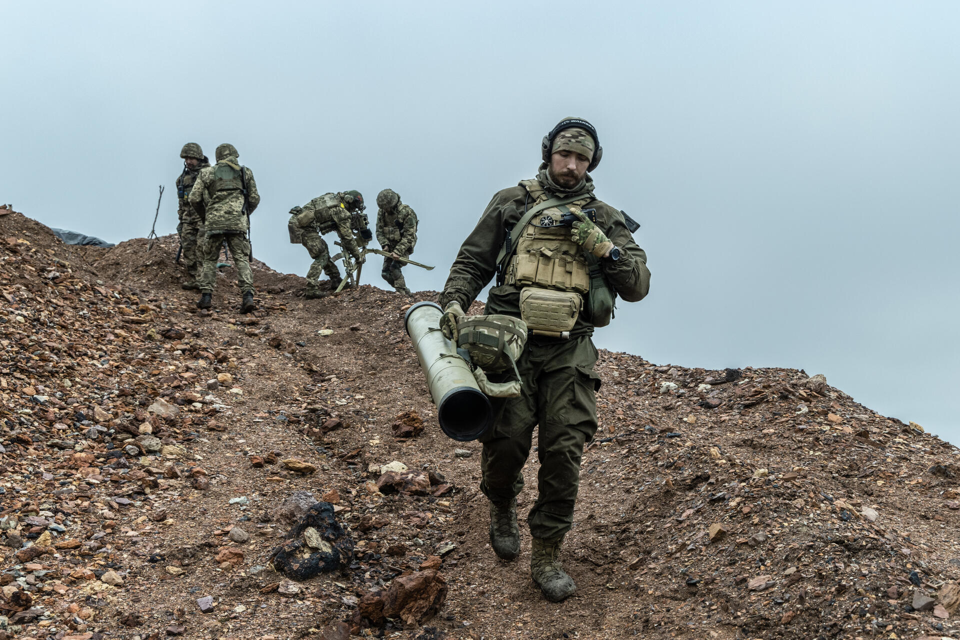 Les soldats d’une unité de régiment d’assaut ont tiré deux missiles antichars Kornet sur une position fortifiée dans les tranchées russes qui leur font face dans la région de Donetsk, dans le Donbass (Ukraine), le 27 novembre 2022.