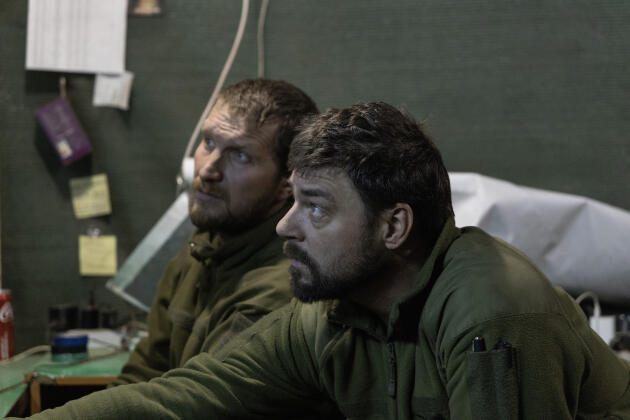 Dans le poste de commandement d’une unité de régiment d’assaut, Oleksandr et Maxym étudient les images d’une position russe filmées par un drone dans la région de Donetsk, dans le Donbass (Ukraine), le 28 novembre 2022.
