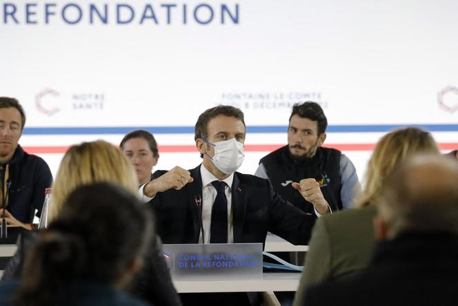 Emmanuel Macron lors d'une réunion du Conseil national de reconstruction à Fontaine-le-Comte (Ven) le 8 décembre.
