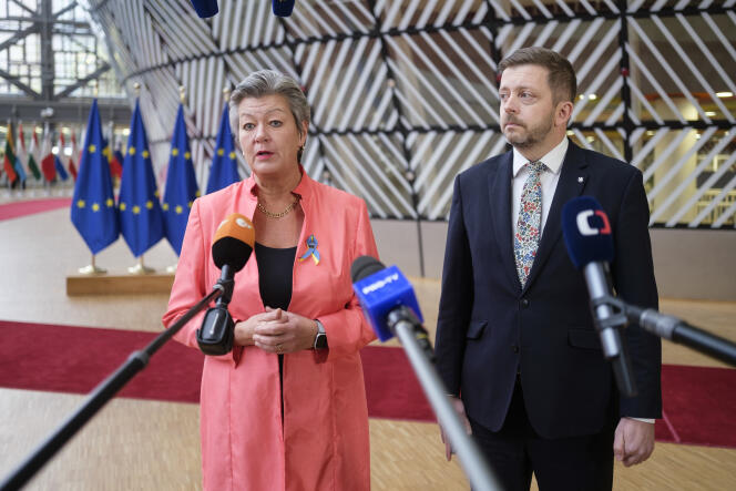 La commissaire européenne aux affaires intérieures, Ylva Johansson, et le ministre de l’intérieur tchèque, Vit Rakusan, au Conseil européen, à Bruxelles, le 8 décembre 2022.
