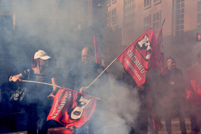 Lors d’une manifestation à l’appel de Force ouvrière (FO), de la Confédération française démocratique du travail (CFDT) et de SUD-Rail (Solidaires unitaires démocratiques), à Marseille, le 28 octobre 2021.