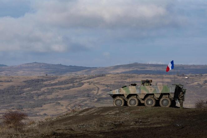 Un véhicule blindé de combat d’infanterie de l’armée française du Groupement tactique de présence avancée de l’OTAN, à Cincu, en Roumanie, le 8 décembre 2022.