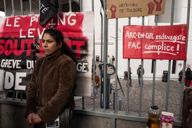 Rassemblement en soutien aux agents de nettoyage de la société Arc-en-ciel, sur le site Pierre-Mendès-France de l’université Paris-I, à Paris, le 14 novembre 2022.