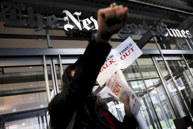 Manifestation devant le siège du « New York Times » dont plusieurs centaines de salariés se sont mis en grève, le 8 décembre, pour réclamer des revalorisations salariales. 