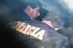 Pedro Castillo destitué et escorté par la police dans un commissariat à Lima, au Pérou, le 7 décembre 2022.