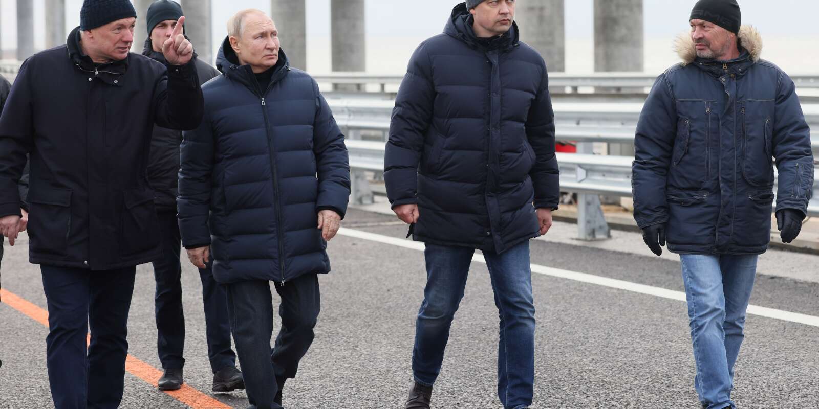 Le président russe, Vladimir Poutine, avec le vice-premier ministre, Marat Khusnullin, à gauche, en Crimée, lundi 5 décembre 2022.