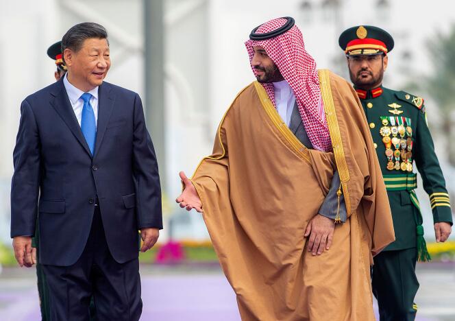 Xi Jinping et Mohammed Ben Salman, lors de la cérémonie d’accueil du président chinois à Riyad, la capitale saoudienne, le 8 décembre 2022. 