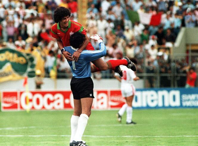 Les footballeurs marocains Mustapha Biaz et Badou Zaki fêtent leur victoire face au Portugal lors de la Coupe du monde au Mexique, le 11 juin 1986.