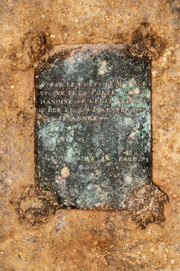 La plaque fixée sur l’un des cercueils. Il y est écrit : « Cy est le corps de Messire Antoine de la Porte chanoine de l’église [un mot effacé] décédé le 24 décembre 1710 en sa 83ᵉ année. Requiescat in pace. »