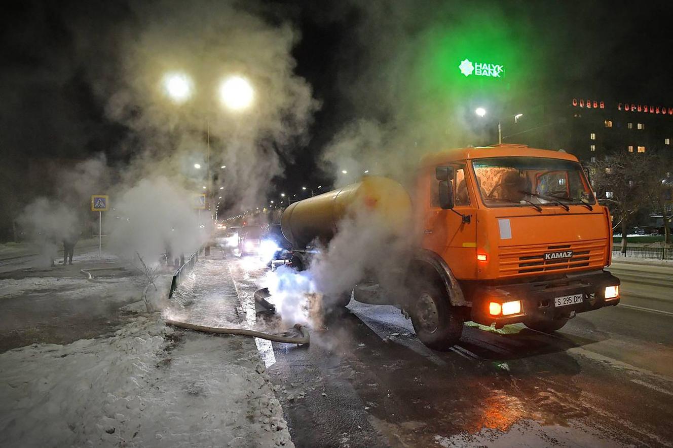 Undatiertes Foto eines Handbuchs, das gefrorene Wasserleitungen nach einem längeren Stromausfall in der Stadt Ekibastus repariert, mit freundlicher Genehmigung der kasachischen Behörden.
