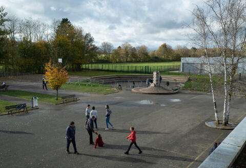 Des élèves jouent dans la cour du Collège Jean Moulin, Formerie (Oise), le 17 novembre 2022.