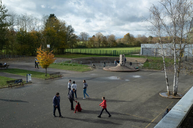 Students play in the courtyard of the Jean-Moulin college, in Formerie (Oise), on November 17, 2022.