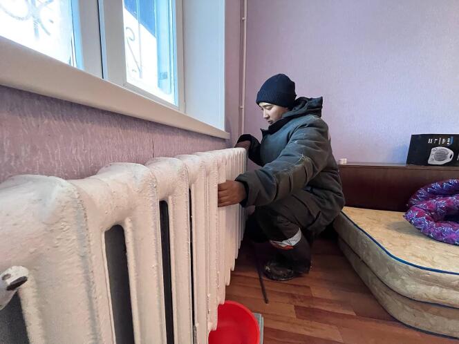 Ein undatiertes Foto einer Person, die eine Woche lang die Heizung in der Stadt Ekibastus ohne Strom repariert, von kasachischen Behörden.