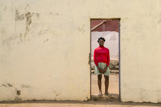 Katherine Ompi, 19 ans au moment de la photo, en février 2020 à Yaoundé, fait partie des 630 000 personnes déplacées à cause du conflit dans les régions du Nord-Ouest et du Sud-Ouest.