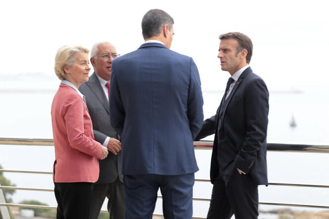 La présidente de la Commission européenne, Ursula Von Der Leyen, le président portugais Antonio Costa, le premier ministre espagnol Pedro Sanchez (de dos) et le président français Emmanuel Macron, à Alicante pour le sommet H2Med, vendredi 9 décembre 2022.