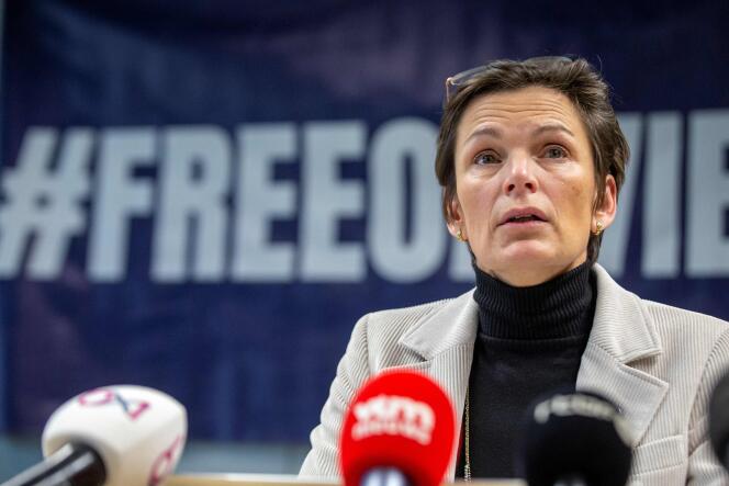Nathalie Vandecasteele, hermana Olivier Vandecasteele, cooperante belga arrestada en Teherán en febrero, durante una conferencia de prensa el 9 de diciembre de 2022 en Bruselas.