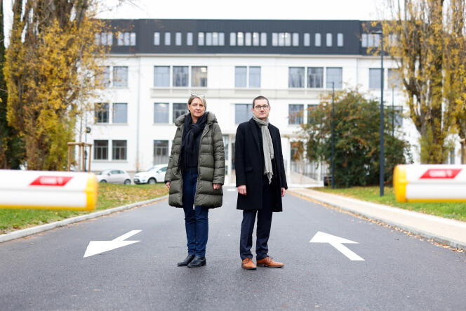 Deux membres de l'équipe académique « valeurs de la République » devant le rectorat de l'académie Nancy-Metz, à Nancy, le 6 décembre 2022. 