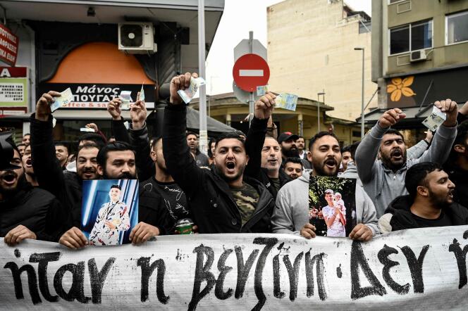 Lors d’une manifestation en soutien à Kostas Fragoulis (représenté sur les photos), blessé, et mort depuis, par un policier, devant le palais de justice de Thessalonique (Grèce), le 9 décembre 2022. 