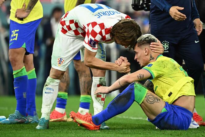 Le capitaine de la Croatie, Luka Modric, réconforte l’attaquant brésilien Antony, après l’élimination du Brésil en quart de finale de la Coupe du monde de football, à Al-Rayyan (Qatar), le 9 décembre 2022.